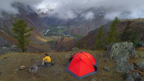 Antenn. flyg över camping witn man mot en dal. Visa — Stockvideo