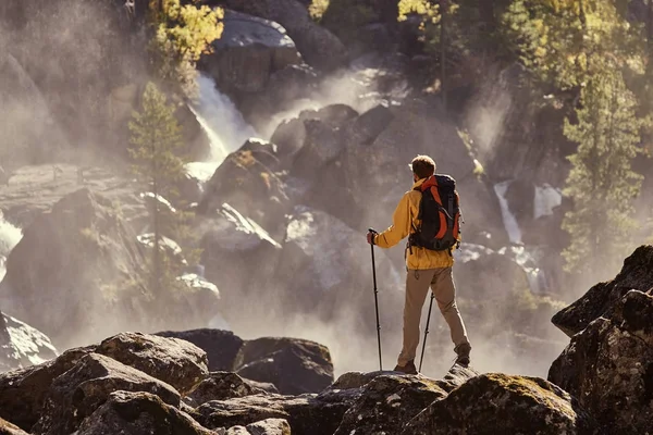 ハイカーのバックパックを滝を見てハイキング — ストック写真