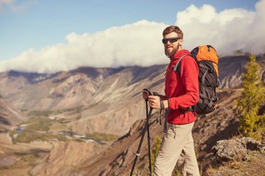 Yakışıklı genç erkek hiker uzağa arıyorsunuz bir kanyonun kenarında duran sakallı