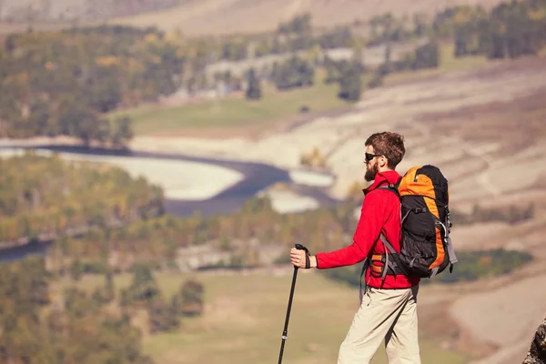 Gezgin yaz rocky dağlarında hiking sırt çantası ile — Stok fotoğraf