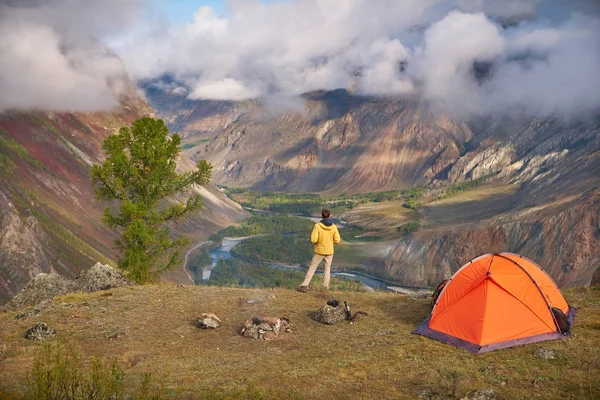 Πρόσωπο στέκεται κοντά στο camping και να εξετάσουμε την κοιλάδα προβολή. — Φωτογραφία Αρχείου