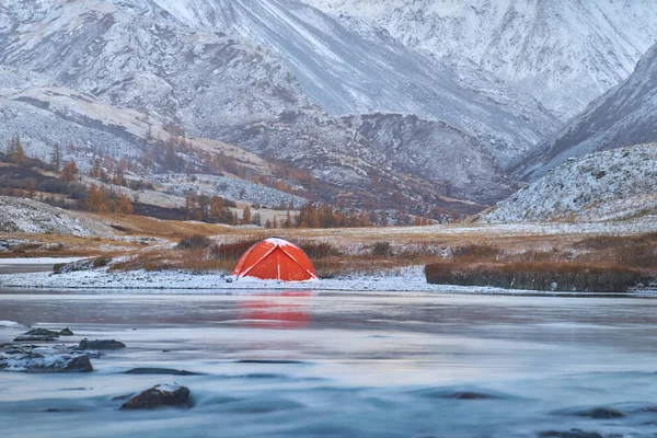 Winter oder Spätherbst in den Bergen, einsames Zelten und ein Fluss. — Stockfoto