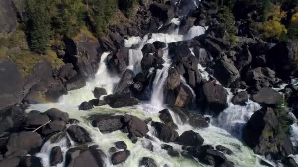 瀑布，飞越秋天的树林，瀑布用大石块的鸟瞰图 — 图库视频影像