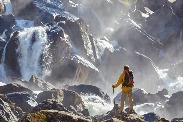 ハイカーのバックパックを滝を見てハイキング — ストック写真