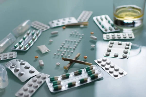 Множество Таблеток Полных Таблеток Зеленом Стеклянном Столе Другие Повседневные Наркотики — стоковое фото