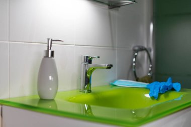 Sterilizasyonları sabunlayıp temizliyorum.