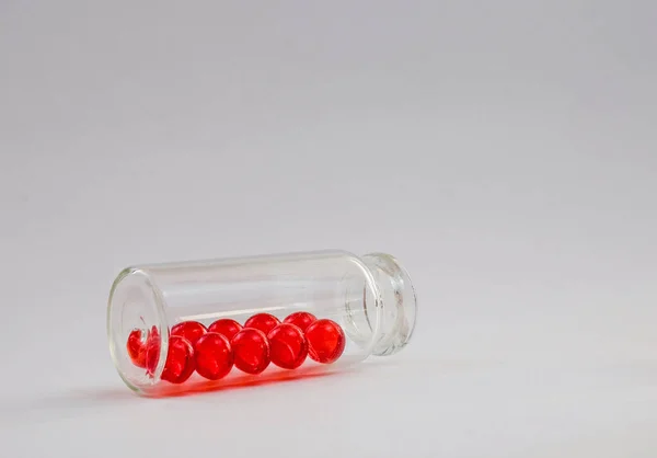 Czerwone pigułki w probówce jako koncepcja medyczna — Zdjęcie stockowe