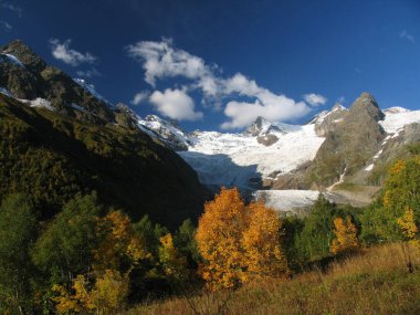 Dağlar. - Rusya. Kuzey Kafkasya. Eylül. Hint yazı. Dağlarda kar. .   .