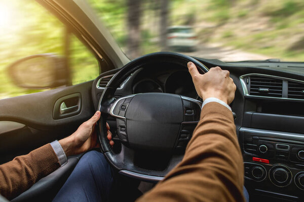 Закрытый мужчина садится за руль автомобиля. Точка зрения.