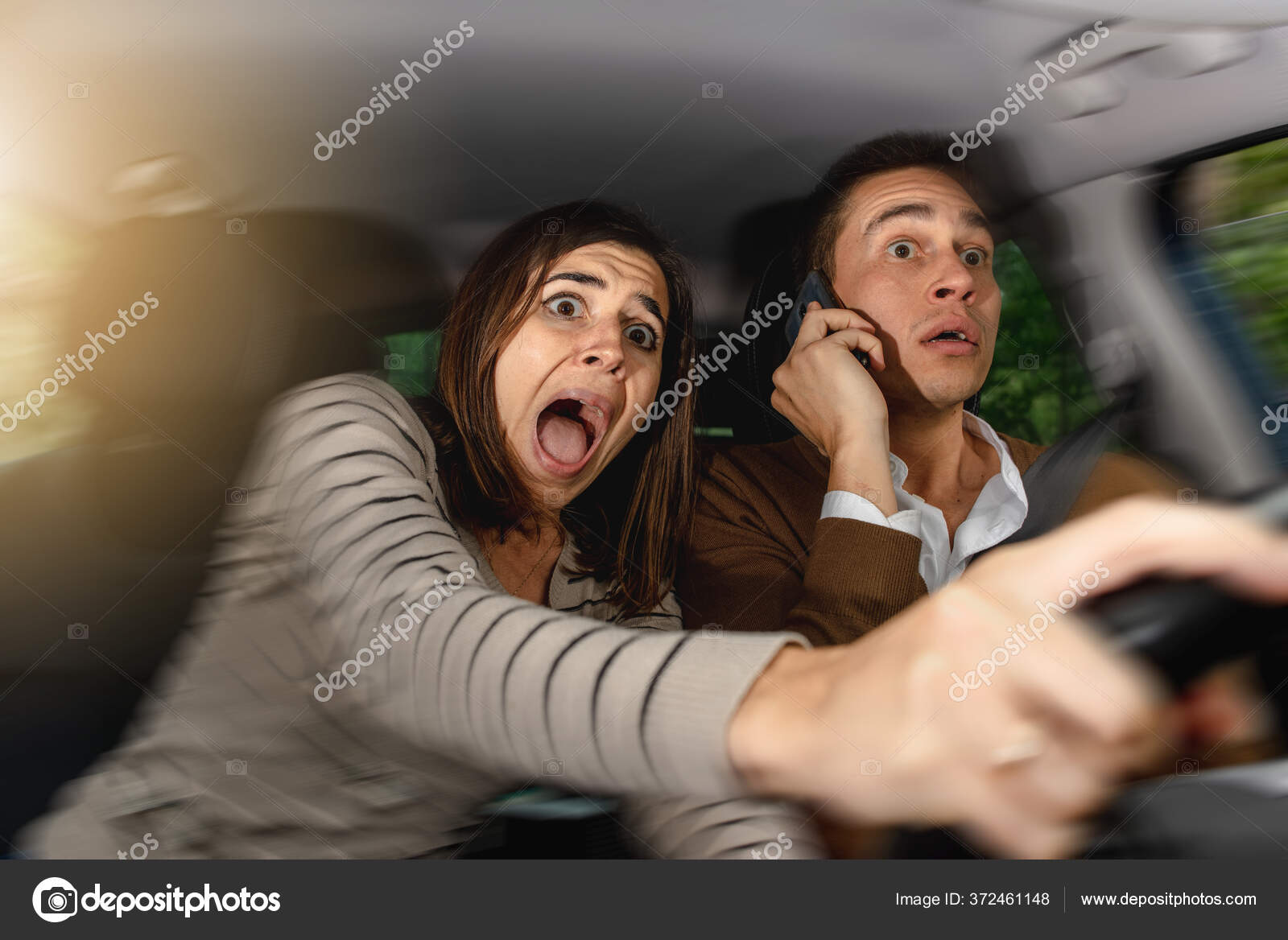 Verängstigtes Paar Auto Fahrer Telefoniert Während Beifahrer Lenkrad  Greifen Versuchen - Stockfotografie: lizenzfreie Fotos © PintauStudio  372461148