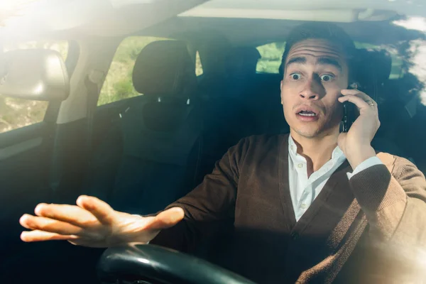 사업가 가차를 운전하면서 전화로 이야기한다 비명을 지르는 교통사고의 위험을 알리는 — 스톡 사진