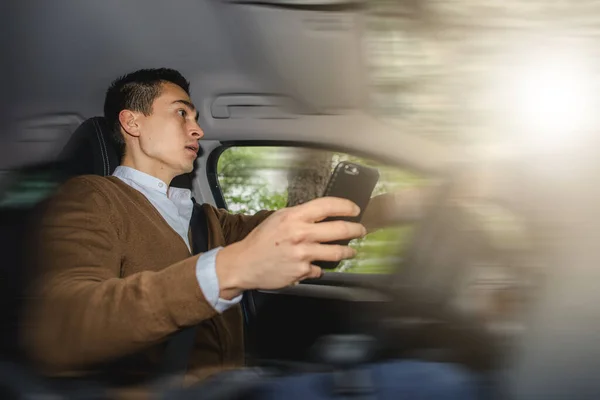 남자가 운전하면서 전화로 이야기하고 두려움을 느끼는 이유는 로인해 교통사고가 때문입니다 — 스톡 사진