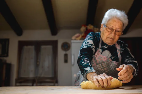 Abuela Caucásica Mujer Mayor Cocinando Cocina Recetas Tradicionales Cocina Italiana —  Fotos de Stock