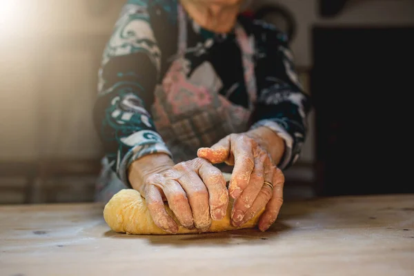 Cierre Masa Amasada Las Manos Antiguas Para Preparar Pasta Casera —  Fotos de Stock