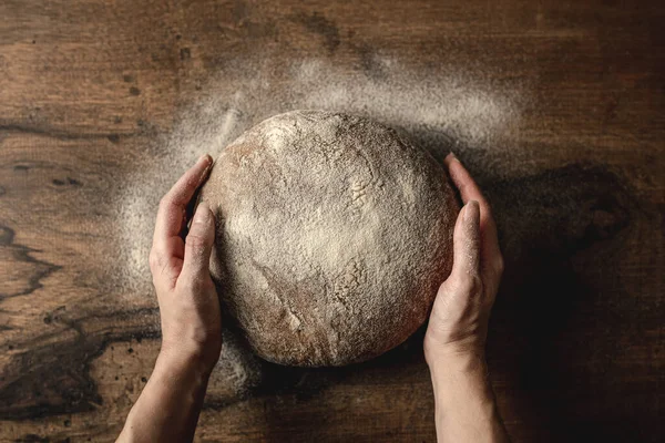 Вид Сверху Руки Женщины Вокруг Буханки Цельного Хлеба Мука Деревянном — стоковое фото