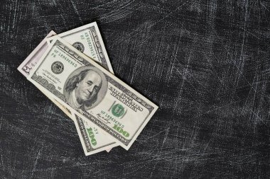 Yüzeyde siyah çizikler var.