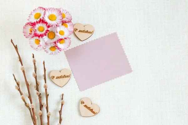 粉红的花朵和白色背景上的柳条 附有贺卡 — 图库照片