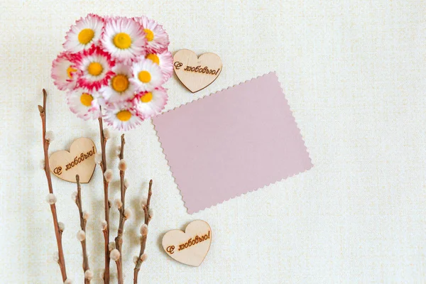 粉红的花朵和白色背景上的柳条 附有贺卡 — 图库照片