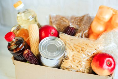 İzolasyonda yiyecek stoku, krizde yiyecek teslimatı, koronavirüs salgını, beyaz ahşap arka planda yiyecek.