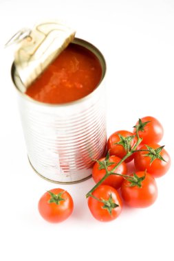 Domates, açık domates konservesi, vejetaryen diyet yemeği, beyaza izole edilmiş kiraz domates kompozisyonu. Domates, yemek pişirme konsepti, üst görüş..