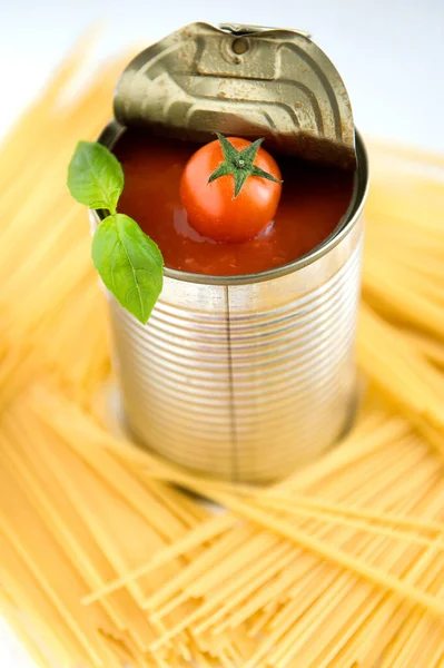 Tomate Boîte Tomates Pâtes Spaghettis Basilic Alimentation Végétalienne Composition Créative — Photo