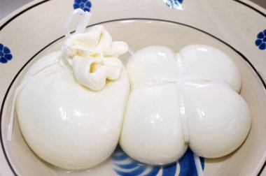 Lezzetli Apulian bölgesel yemeği ve iki burrata.