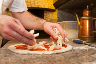 İtalyan pizzası yapmak mozzarella peynirini yaymak 