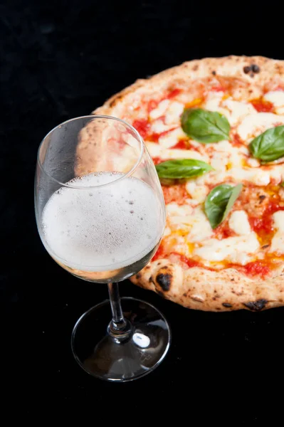 Włoska Pizza Margherita Serem Mozzarella Pomidorami Bazylią Winem Prosecco Czarne — Zdjęcie stockowe