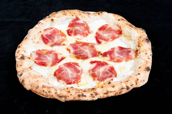 Margherita Pizzą Serem Mozzarella Salami Czarnym Zapleczu — Zdjęcie stockowe