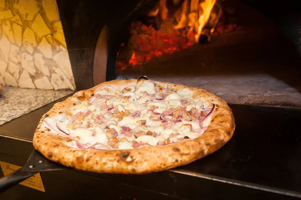 Robiąc Naprawdę Włoską Pizzę Margherita Pizza Właśnie Wyszła Piekarnika — Zdjęcie stockowe