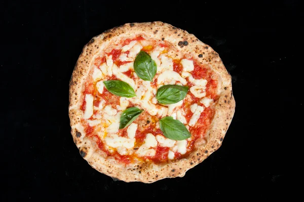 Prawdziwe Włoskie Margherita Pizza Serem Mozzarella Pomidory Bazylika Czarnym Tle — Zdjęcie stockowe