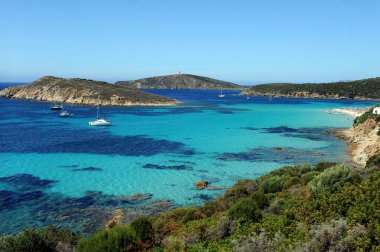 İtalya, Sardunya, Capo Malfatano yol kenarındaki kule Sardunya 'nın güney batısının güzel manzaralarıyla kesişiyor. 