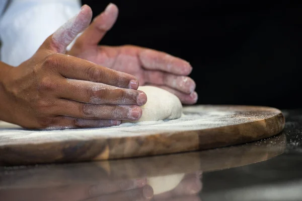 Detalle Las Manos Chef Pizza Que Trabaja Para Las Diversas — Foto de Stock