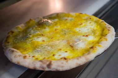 Maya unu ve su ile ev yapımı gerçek bir İtalyan pizzası hazırlamak için çeşitli aşamalarda çalışan bir pizza şefinin ellerinin ayrıntıları..