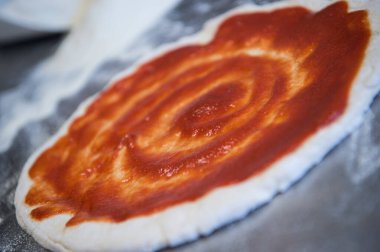 Maya unu ve su ile ev yapımı gerçek bir İtalyan pizzası hazırlamak için çeşitli aşamalarda çalışan bir pizza şefinin ellerinin ayrıntıları..