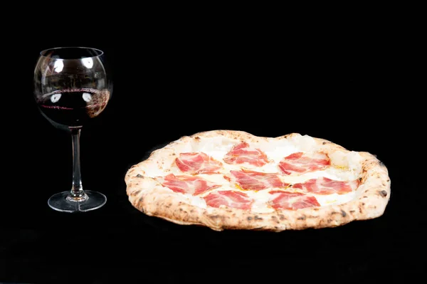 Prawdziwa Włoska Pizza Margherita Serem Mozzarella Polędwicy Wieprzowej Czarnym Tle — Zdjęcie stockowe