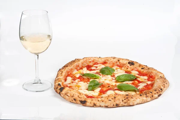 Prawdziwe Włoskie Margherita Pizza Serem Mozzarella Białym Tle Whit Szklankę — Zdjęcie stockowe