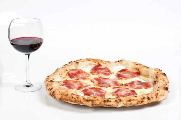 Prawdziwa Włoska Pizza Margherita Serem Mozzarella Polędwicy Wieprzowej Białym Tle — Zdjęcie stockowe