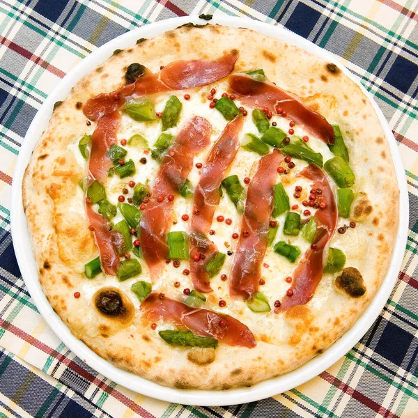 Prawdziwa Włoska Oryginalna Pizza Naczyniu Różowy Pieprz Szynka Szparagi Mozzarella — Zdjęcie stockowe
