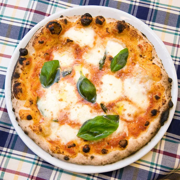 Prawdziwa Włoska Pizza Margherita Naczyniu Pomidor Mozzarella Bazylia Widok Góry — Zdjęcie stockowe