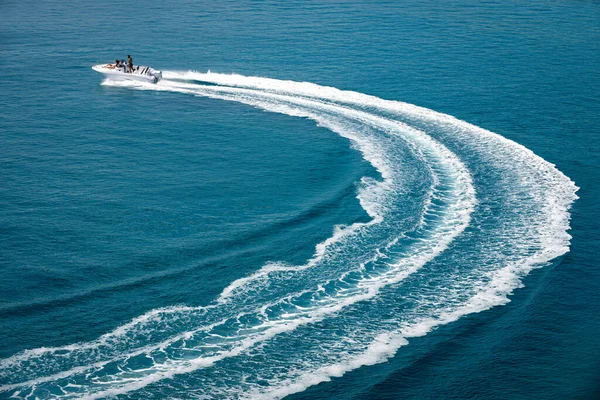Speedboot Loopt Snel Open Zee Laat Het Spoor Van Motor — Stockfoto