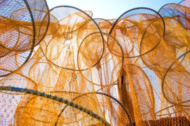 Balıkçı ağlarının arkaplanı göl manzarası için saksı adı verilen sarı ve kırmızı renkte.