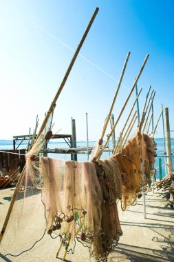 Balık ağları, göl balıkçılığı için ideal tencere adı verilen sarı ve kırmızı renklidir.