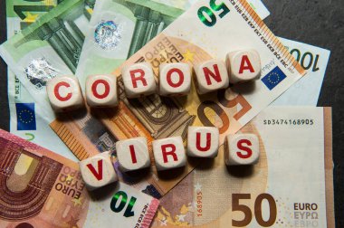 Koronavirüs yazıt görünümlü koyu bir zemin üzerinde farklı euro banknotları