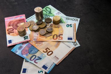 Avro banknotları ve paralar karanlık bir yüzey ön görünümünde