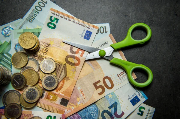 Coronavirüs yüzünden yaşanan finansal kriz nedeniyle avro parasıyla ilgili konsept imajı, karanlık yüzeyden görünüm