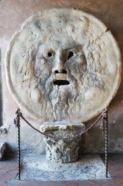 Cosettin Kilisesi 'nde Santa Maria' nın kapısında yer alan Hakikat Ağzı 'nın manzarası, yalan söyleyenlerin elini ısırdığı söylenen devasa bir mermer maskedir..