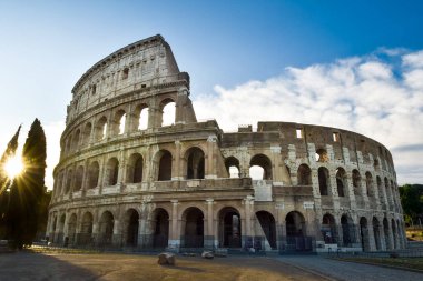 Roma 'daki Kolezyum manzarası ve sabah güneşi, İtalya, 