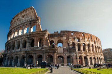 Roma 'daki Colosseum' un dış görünüşü. Bir bahar günü önünde yeşil çimenler.