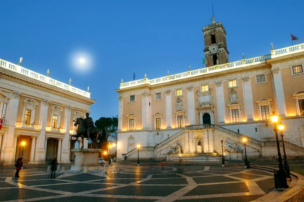 Éjszakai Kilátás Alkonyatkor Capitolium Épület Tér Lovas Szobor Császár Marcantonio — Stock Fotó